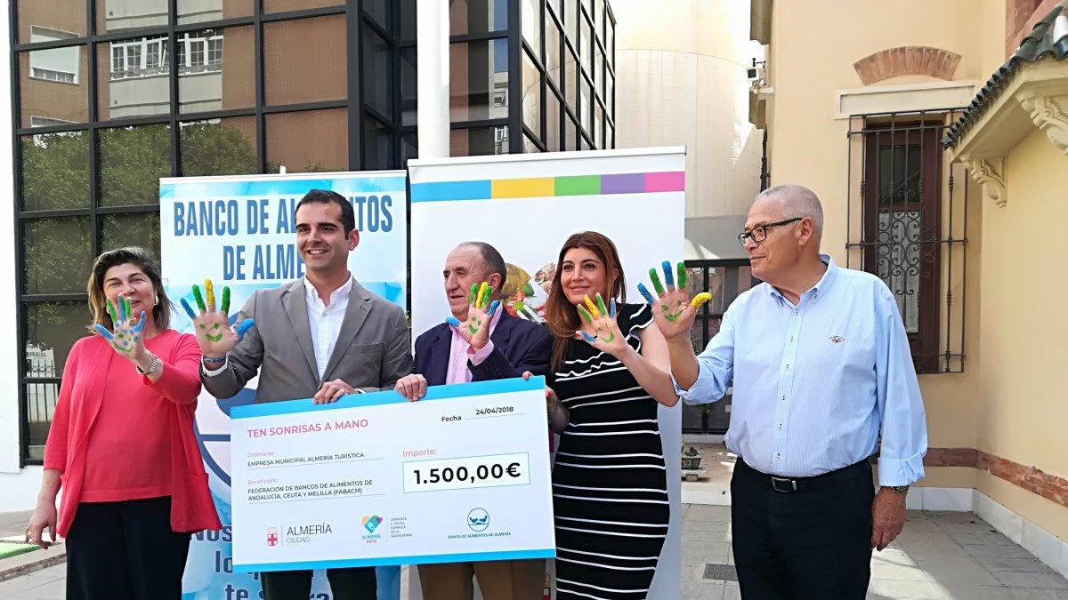 Entrega del cheque de la colaboración