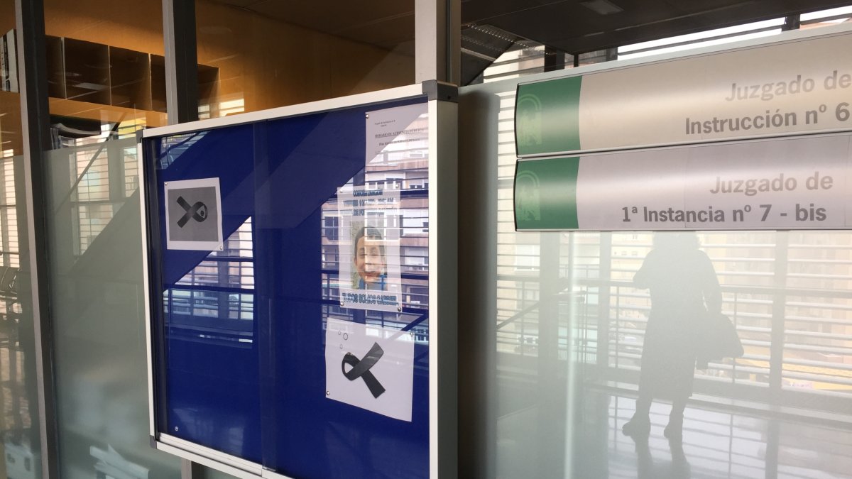 un cartel en recuerdo de Gabriel Cruz cuelga en las oficinas de los Juzgados de Instrucción de Almería