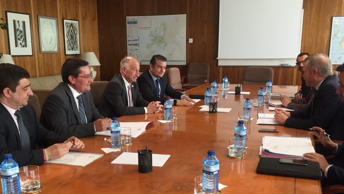 Gabriel Amat ha asistido a una reunión en el Ministerio de Energía para conocer el estado del proyecto de la red.