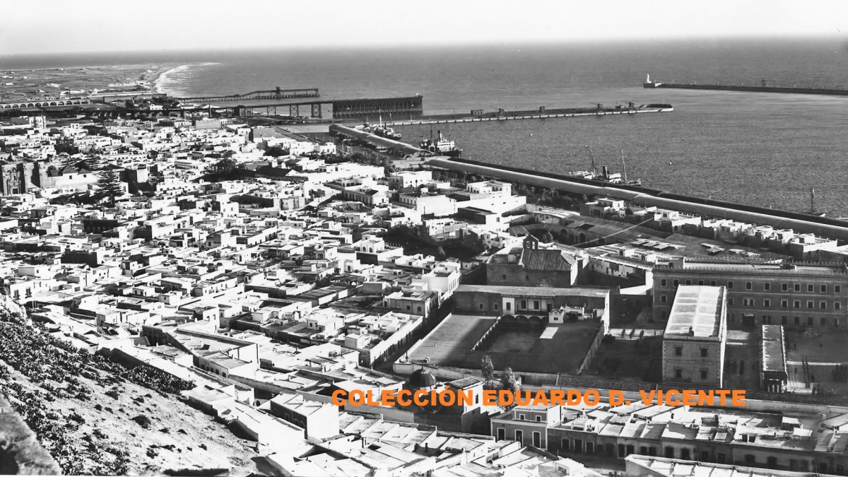 El cuartel de la Misericordia y los barrios del puerto, la Almedina y el Reducto vistos desde los torreones de la Alcazaba.