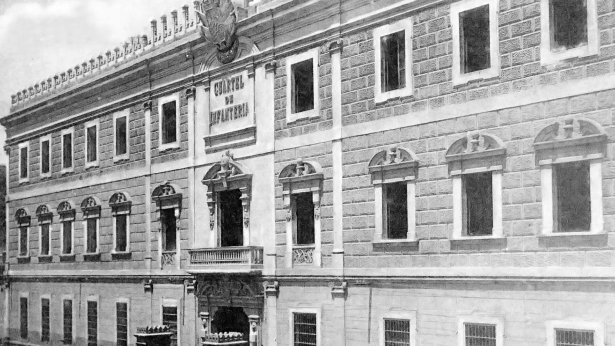Fachada principal del Cuartel de la Misericordia con las dos garitas que se levantaron frente a la puerta.