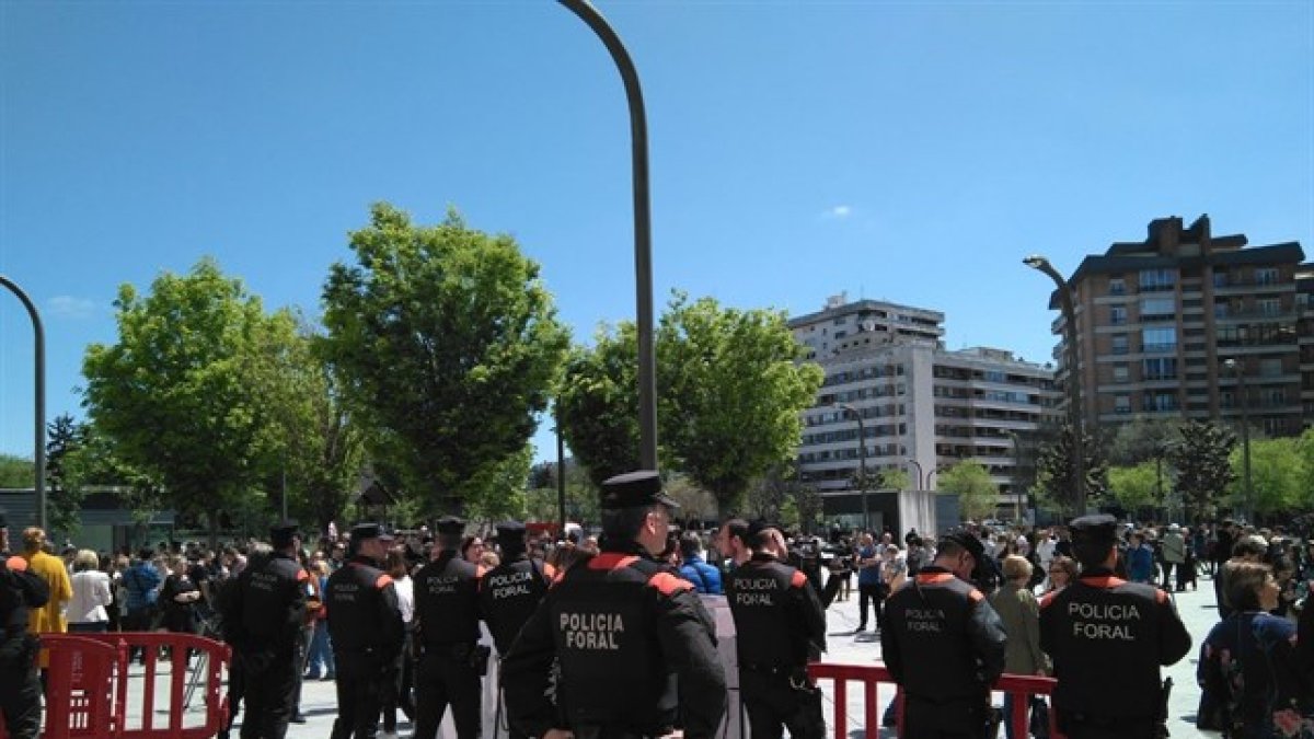 Expectación ante la lectura del fallo en Pamplona.