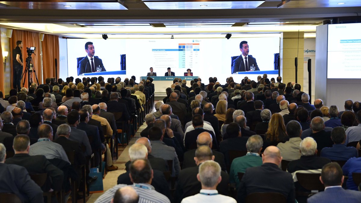 Asamblea de Cajamar en La Envía con varios centenares de socios compromisarios.