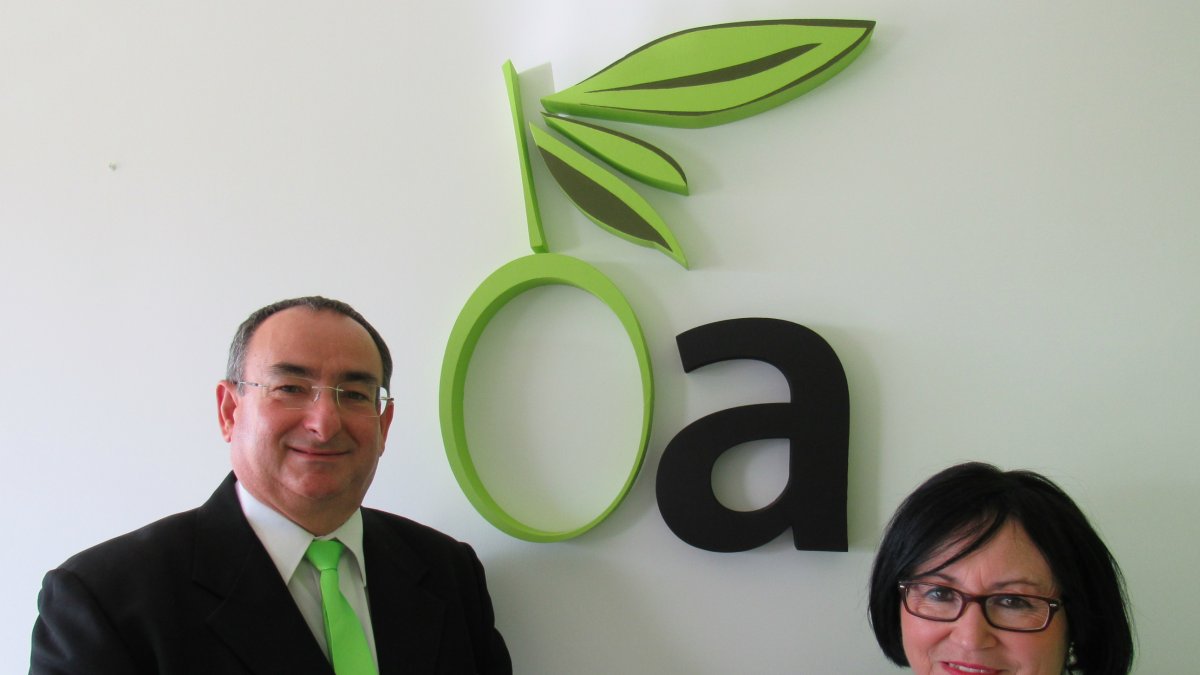 El gerente de Oleo Almanzora, José Sánchez, junto a Dolores Muñoz