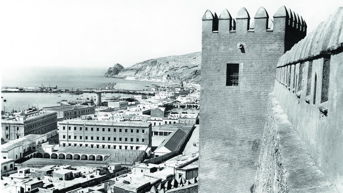 El cuartel de la Misericordia con uno de los pabellones modernos destacando en medio de los dos patios.