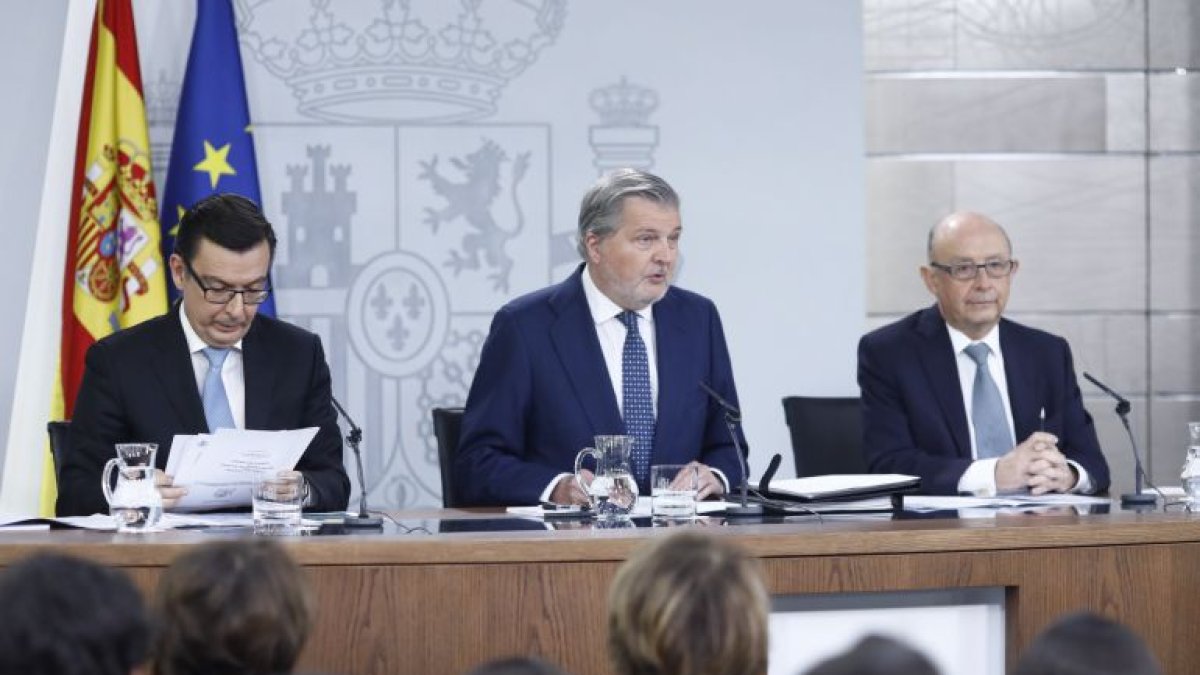 Imagen de archivo de una rueda de prensa con Román Escolano, Iñigo Méndez de Vigo y Cristóbal Montoro.