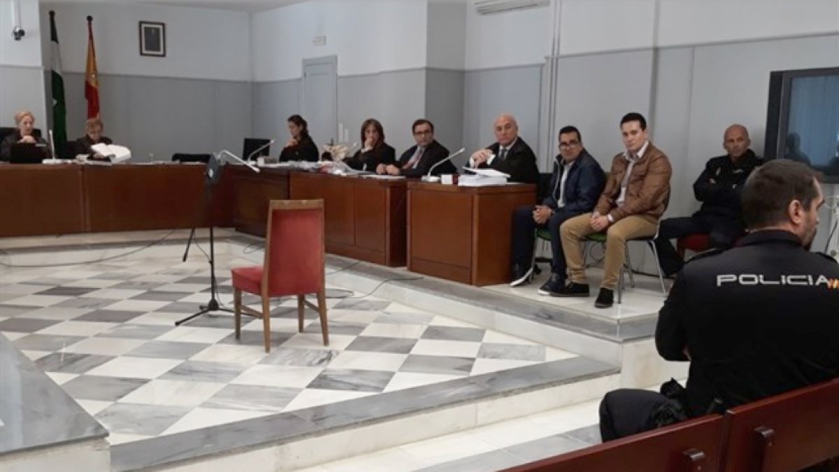 La fiscal, los abogados y los acusados, sentados a la derecha de la imagen