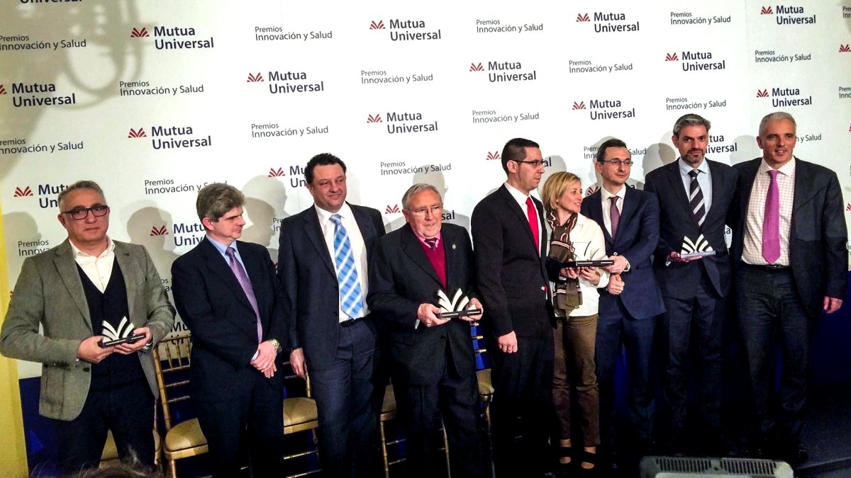 Miembros de la empresa reciben un premio.