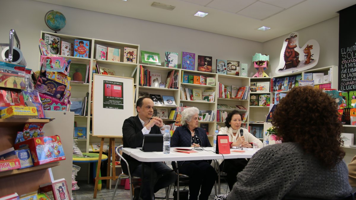 La autora (en el centro), junto a Rafael Quirosa y Concha Castro, el jueves en Zebras.
