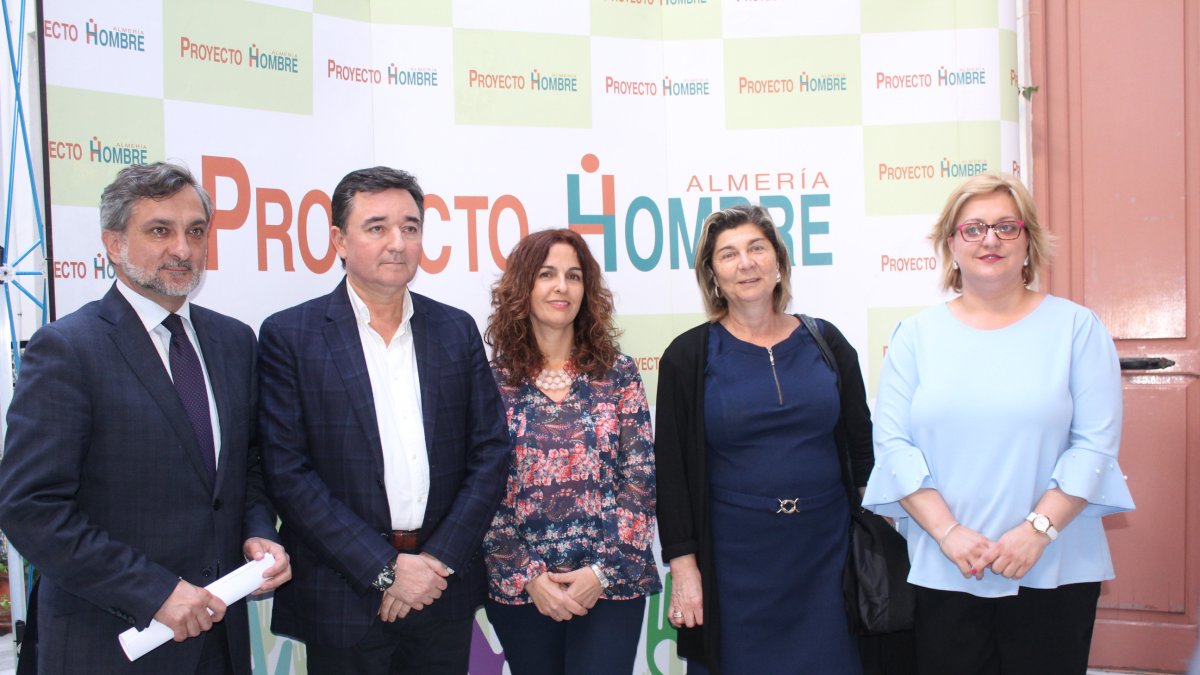La presentación en Almería del informe de Proyecto Hombre contó con un importante respaldo institucional.