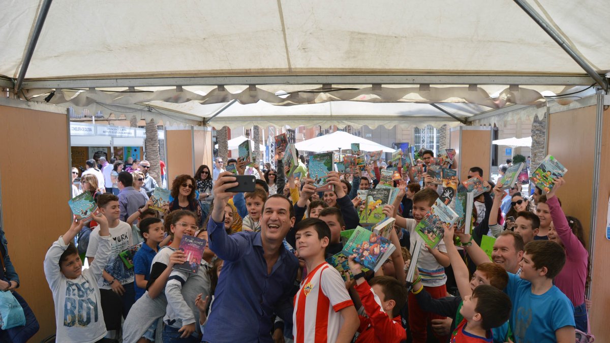 Roberto Santiago ha causado furor en la Feria del Libro esta mañana.