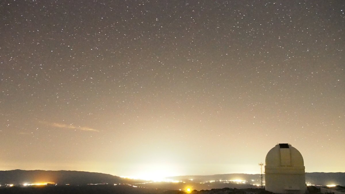 Imagen del cielo nocturno desde el Observatorio de Calar Alto donde se aprecian las luces, y su gran intensidad, de las poblaciones cercanas.