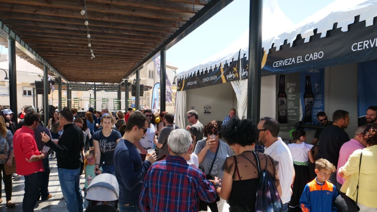 Imagen de la II Feria de la Cerveza Artesana en Roquetas de Mar con gran cantidad de asistentes.