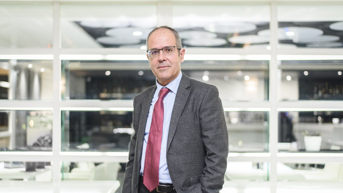 Guillermo Lago Núñez, presidente-decano de los secretarios de ayuntamiento de Almería, posa para la entrevista con La Voz