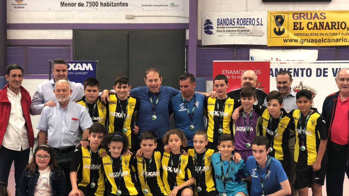 Los campeones de Andalucía posan ante su afición.