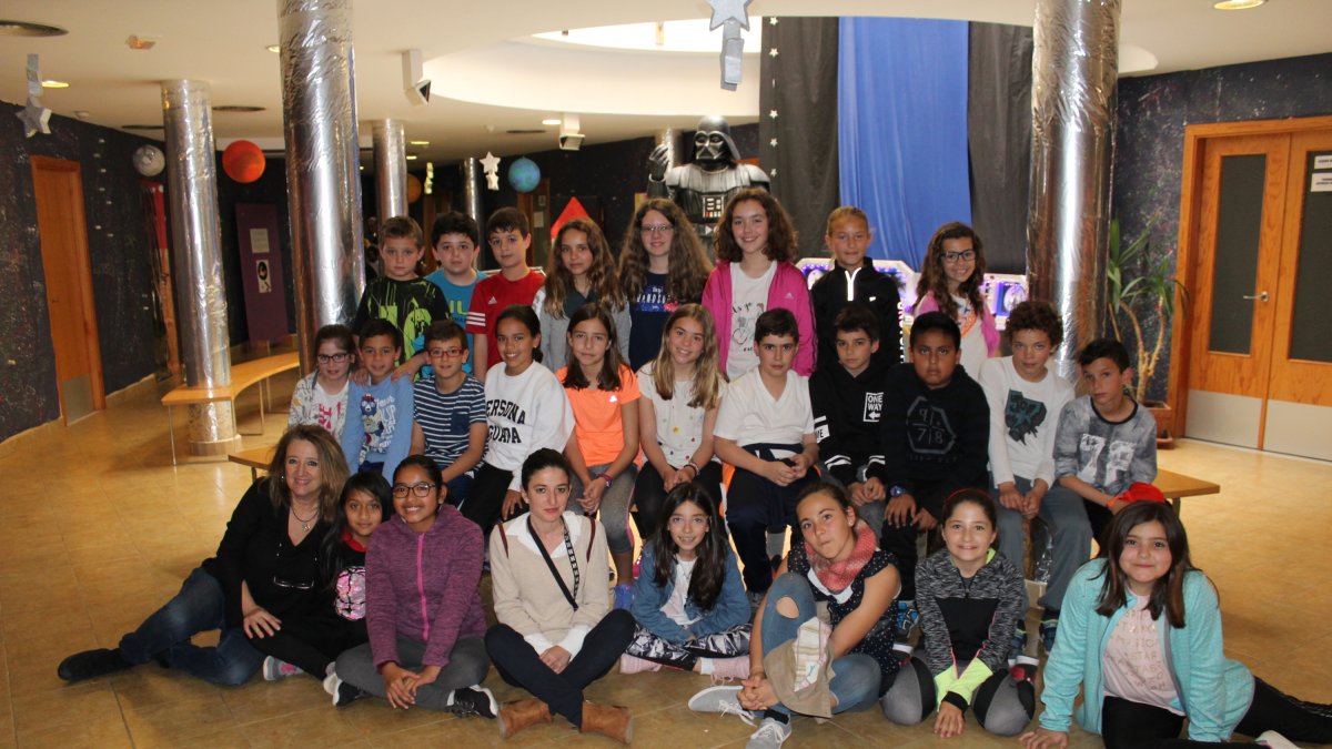 Darth Vader con un grupo de alumnos del colegio Cuatro Caños de Vera.