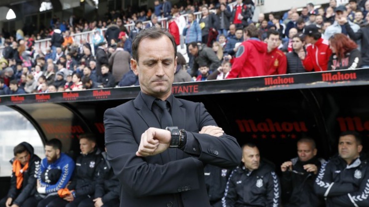 El entrenador del Tenerife mira el tiempo.