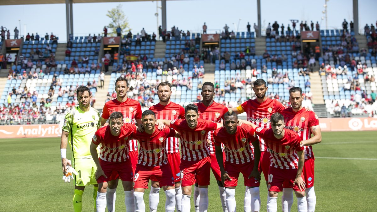 El once del Almería ante el filial del Barcelona.