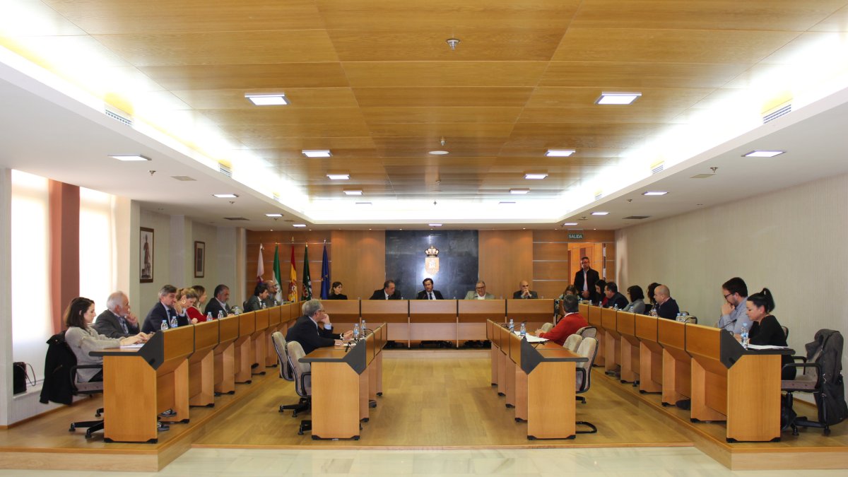 La imagen del pleno extraordinario celebrado el pasado mes de marzo es la última que hay sobre la mesa de una sesión plenaria en El Ejido.
