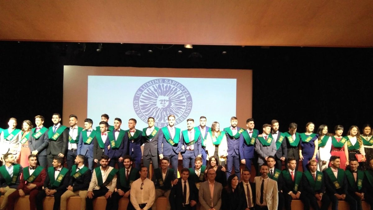 Alumnos de la 3ª promoción del grado de CAFD, con profesores, la decana de la Facultad y el presidente del Colegio de Licenciados y Graduados