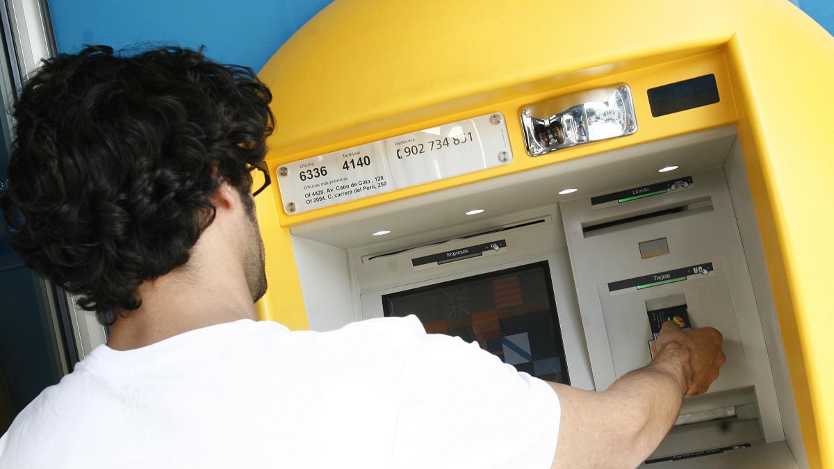 Hay poblaciones tan deshabitadas en el interior de la provincia en las que han desaparecido también los cajeros electrónicos para sacar dinero.