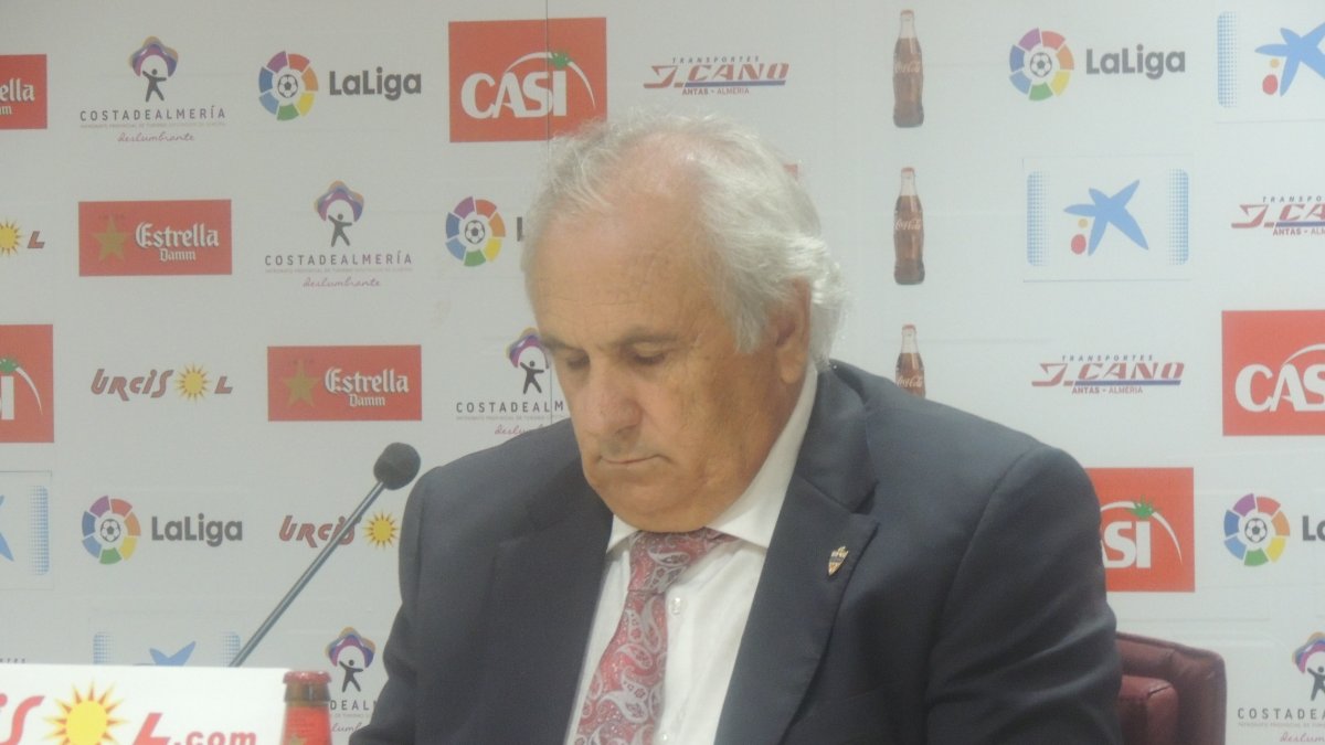 Alfonso García no es feliz con este Almería del sufrimiento.