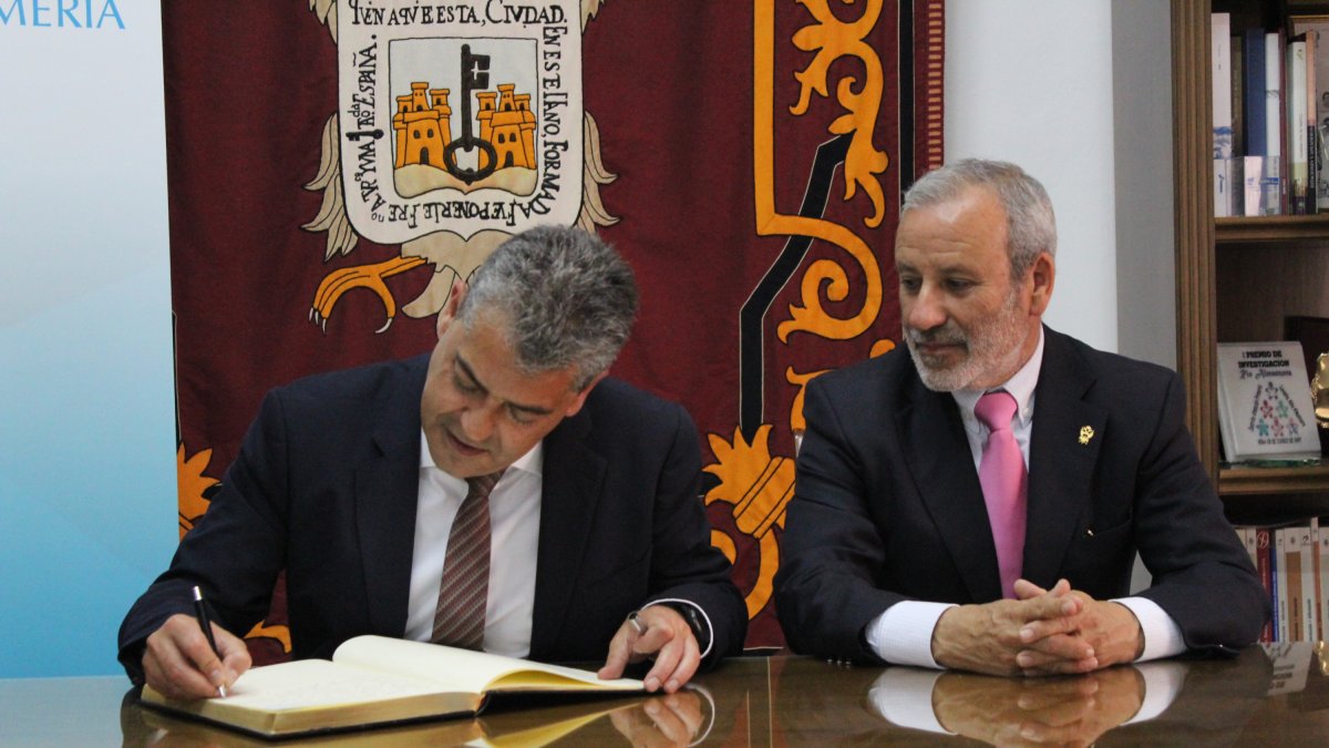 El rector de la UAL, Carmelo Rodríguez, y el alcalde de Vera. Félix López.
