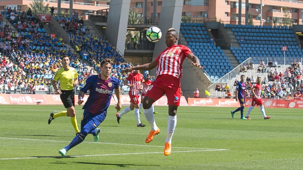 Pervis en una jugada del Almería-Barcelona B.
