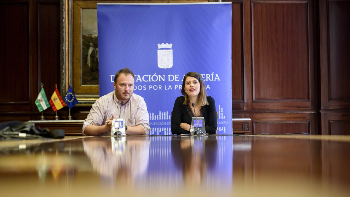 Presentación de la iniciativa ayer con representantes de la Tuna de la UAL y Diputación.