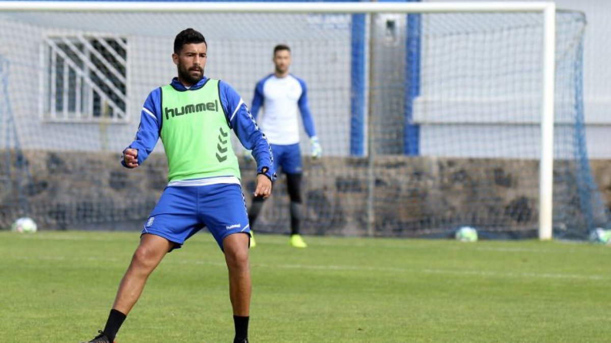 Alberto Jiménez entrenando con el CD Tenerife.