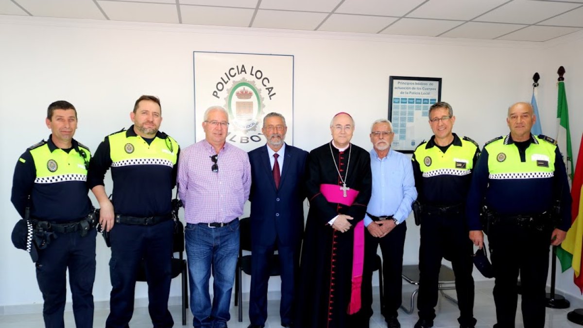 Autoridades y agentes durante la inauguración.