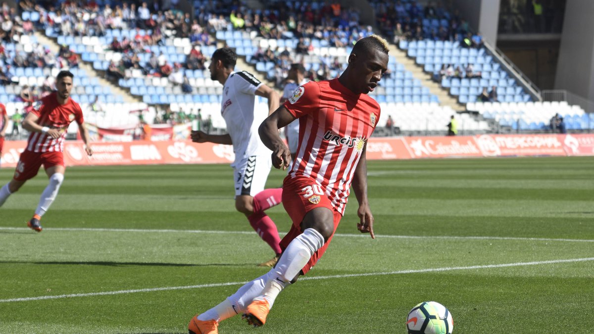 Pervis compite por un puesto con Nano.