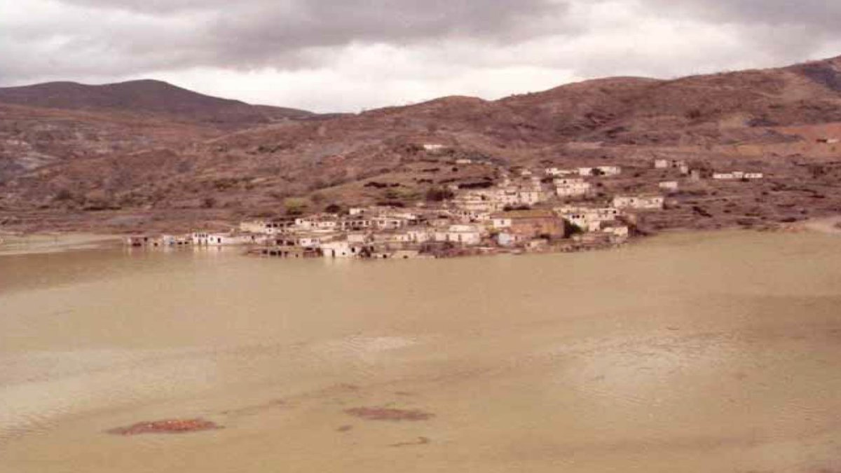 El pueblo de Benínar desapareció en 1983, cuando fue inundado por el agua del embalse. Foto de Ecologistas en Acción