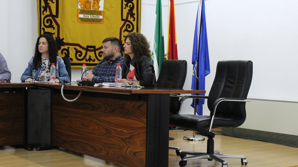 Silla vacía por la ausencia de Salvador Hernández.