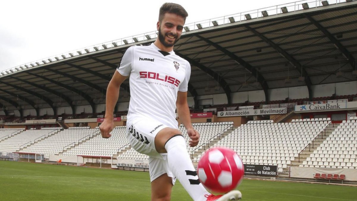 Pelayo en su presentación con el Albacete.