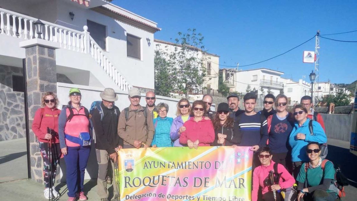 Los senderistas roqueteros sioguen su ruta.