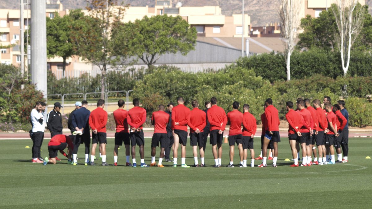 La plantilla atenta a la charla de Fran Fernández.
