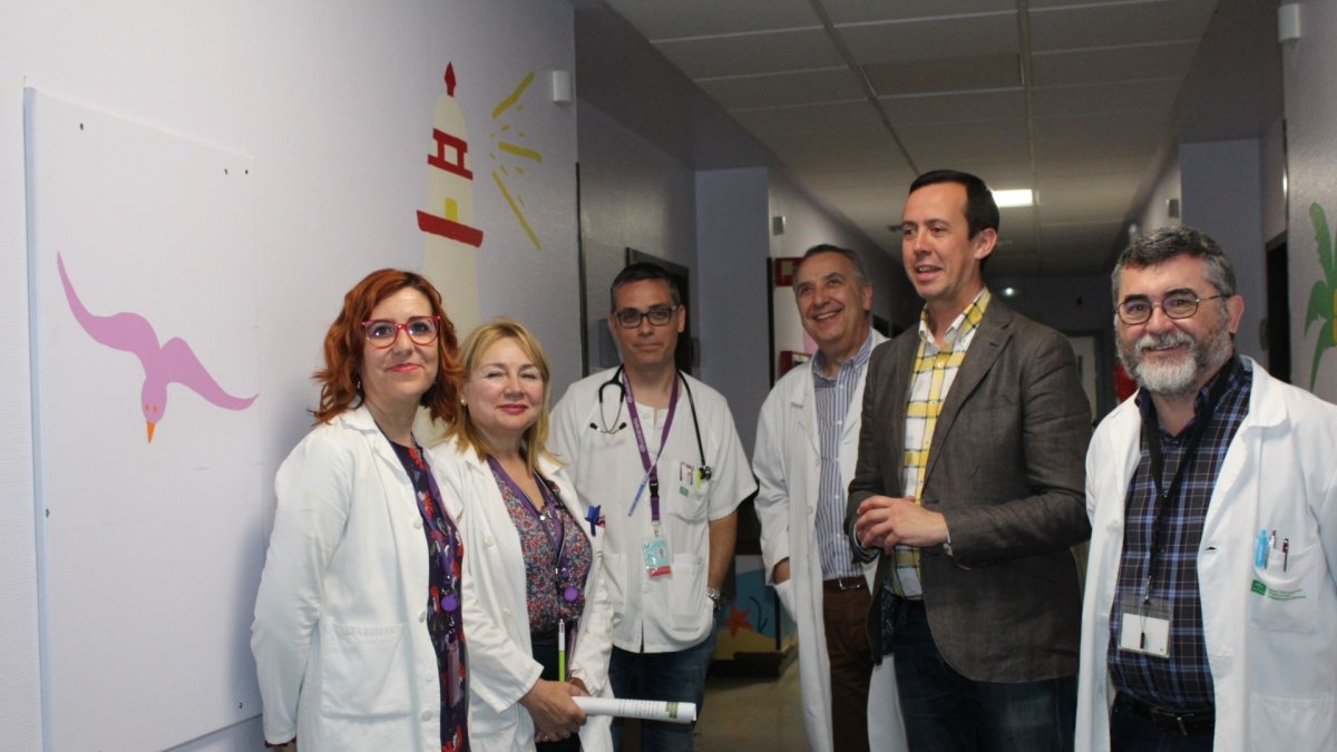 Delegado provincial de Salud y responsables del Hospital de Poniente en el área de Pediatría.