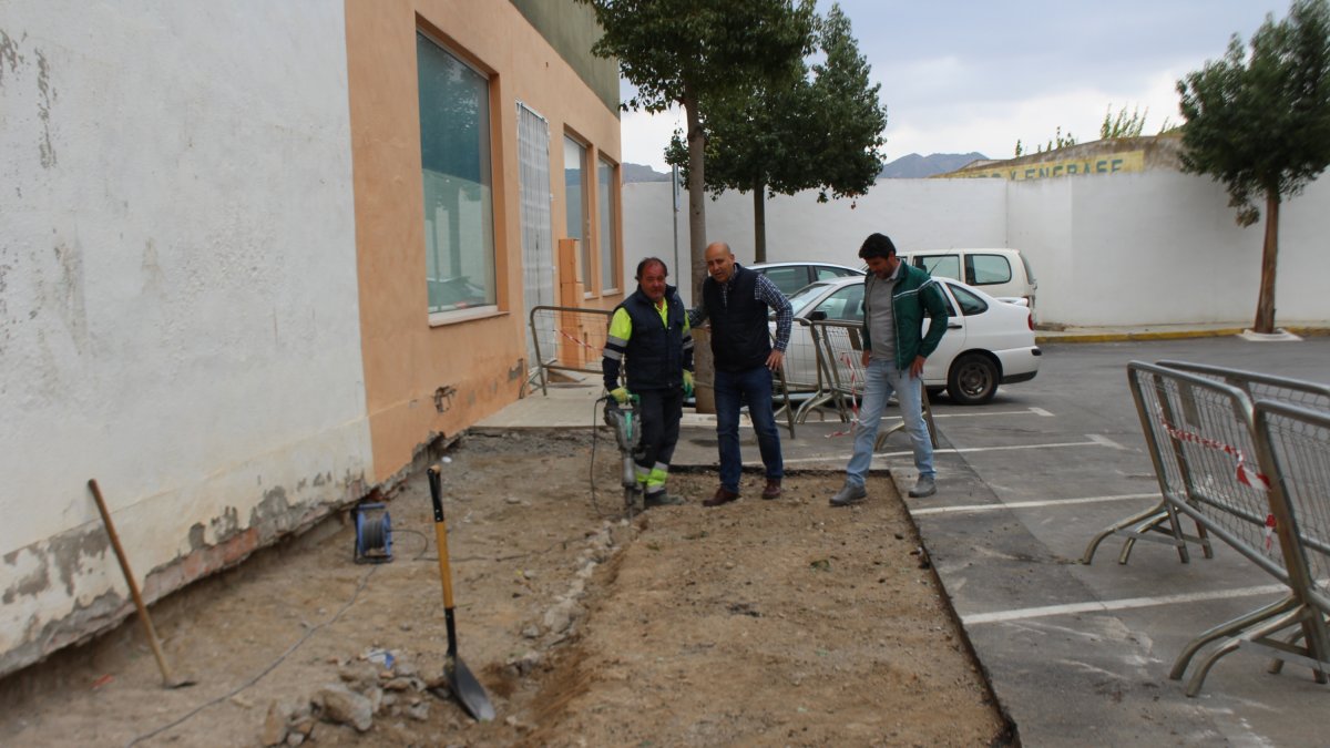 El alcalde y el edil supervisando las obras en el barrio.