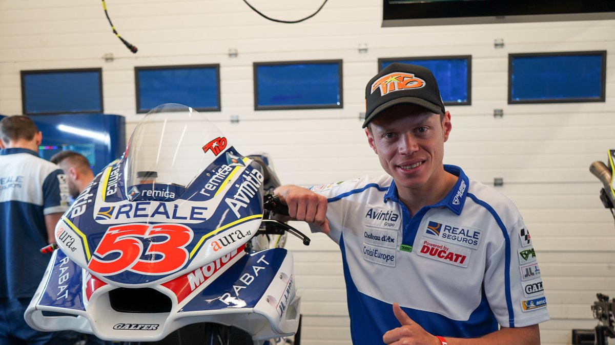 Tito con su Ducati en el box