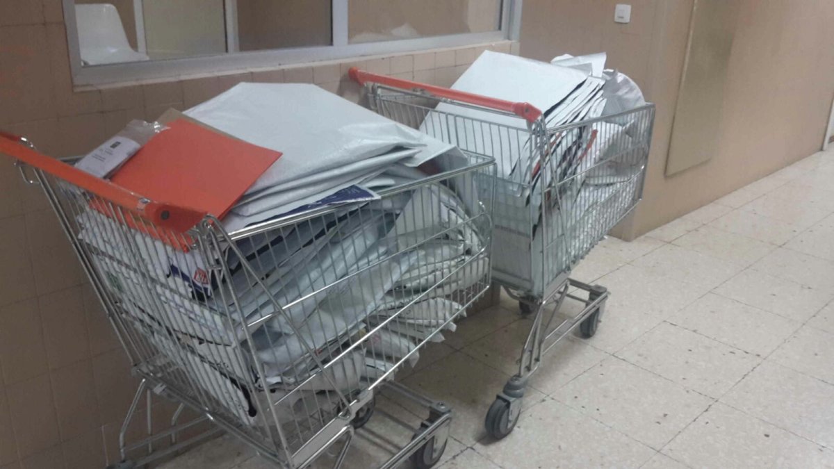 Imagen de los historiales clínicos de Torrecárdenas trasladados en carritos de supermercado. Fotografía cedida por CSIF.