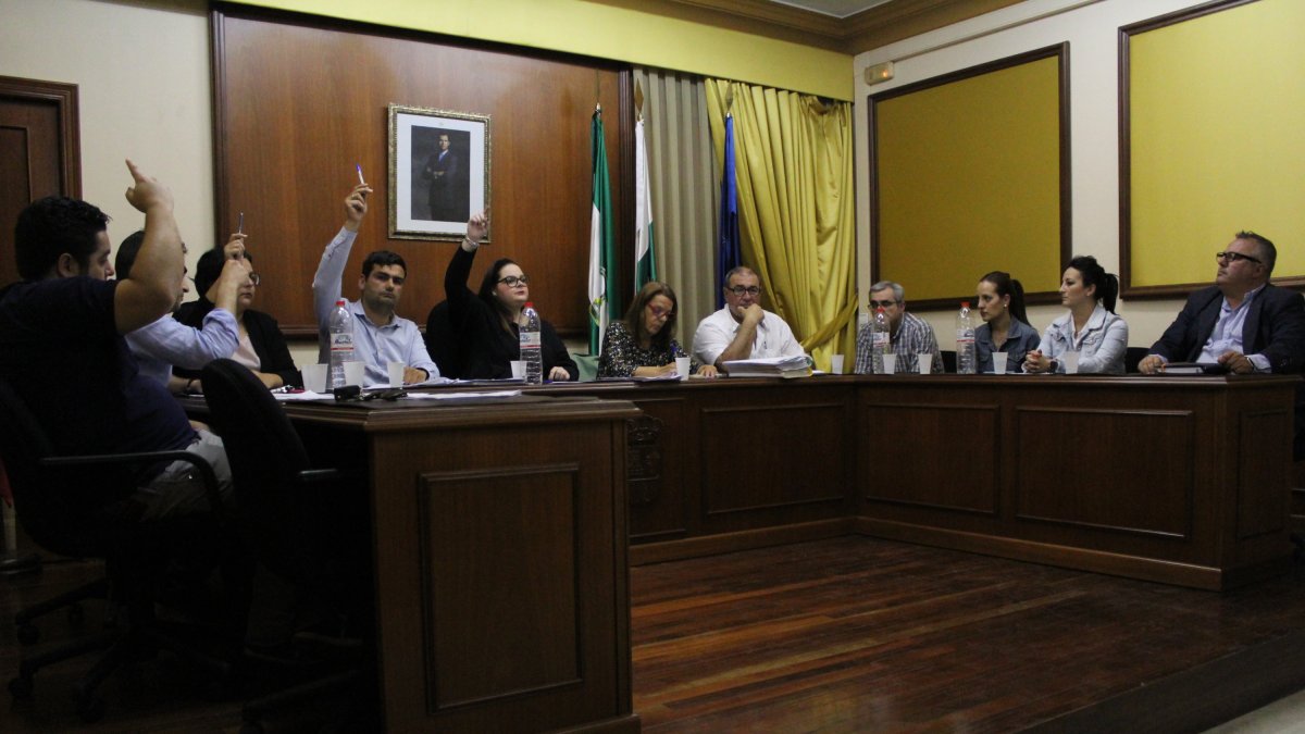 Votación de los presupuestos, con la ausencia de la concejal independiente.