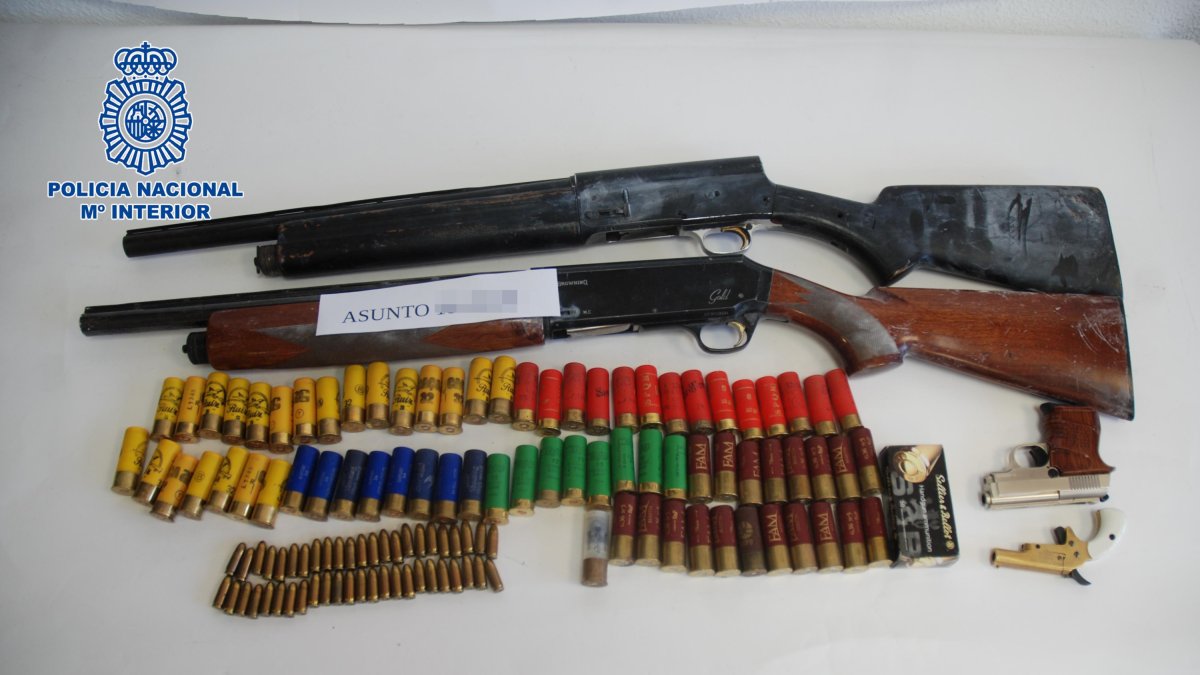 Escopetas y munición decomisadas