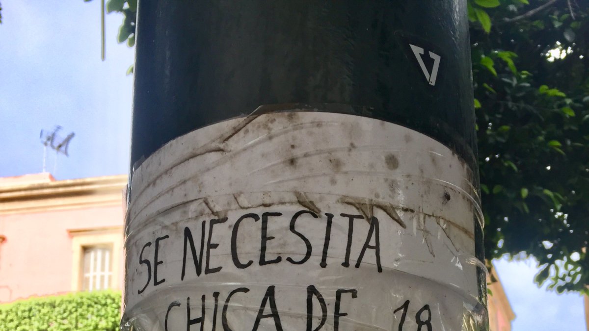 Cartel que puede verse pegado en una farola junto a Puerta Purchena, en la capital.