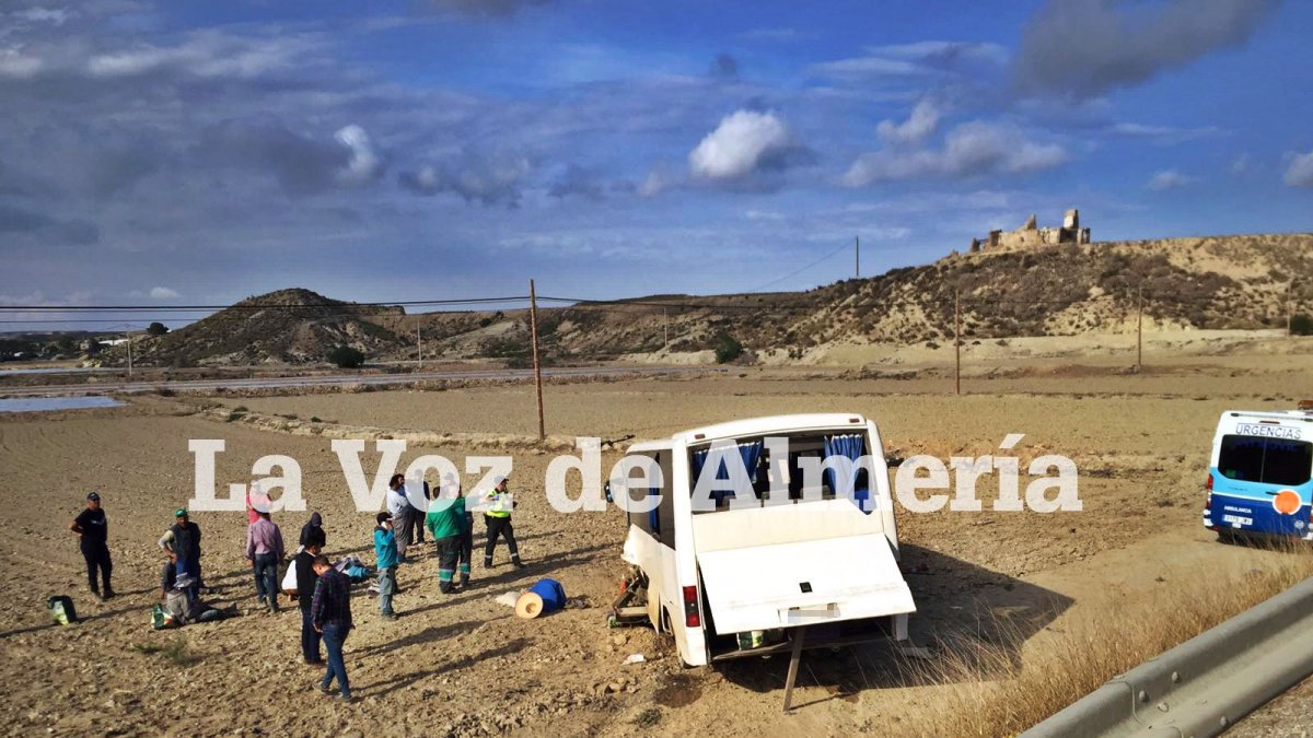 Minibús de una empresa agrícola implicado en el accidente.