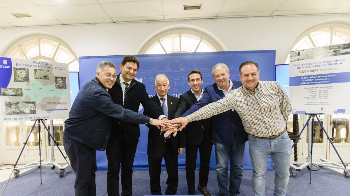 Presidente, diputado, alcaldes y responsable de la AEMA, tras la presentación del plan de inversión.