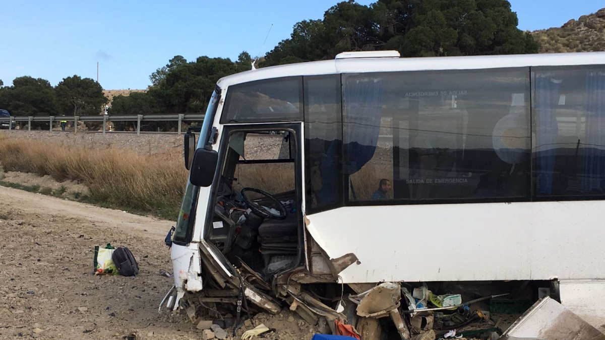 Minibús implicado en el siniestro (imagen de Bomberos del Levante).