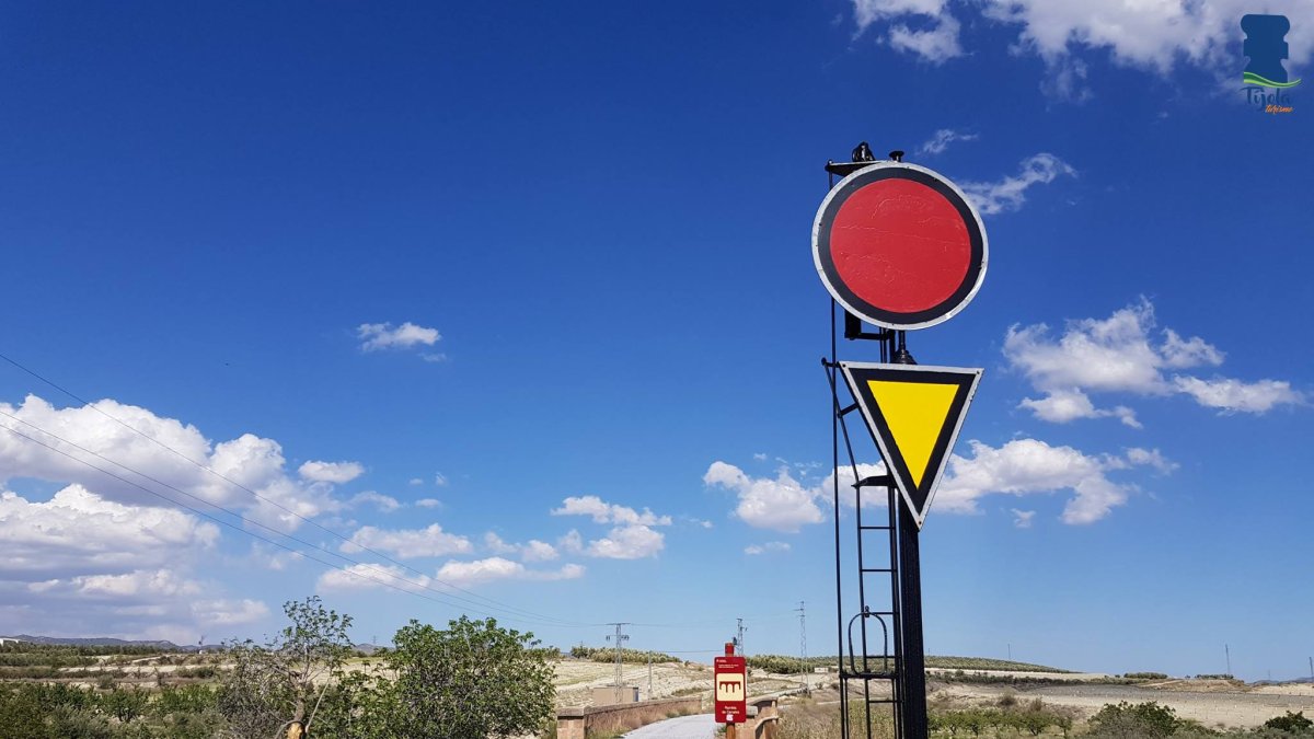 Cercanías de la antigua estación de Tíjola.