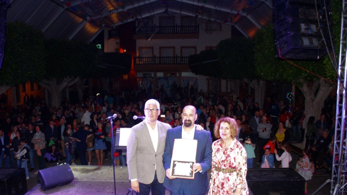 El alcalde, Ismael Torres; José Juan López, pregonero; y Mª Dolores Salmerón, concejala.