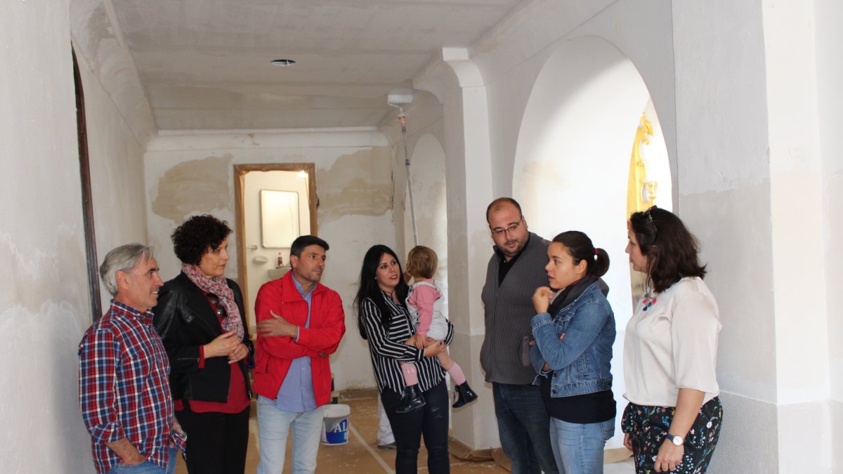 Responsables políticos de ambos municipios supervisando los trabajos en el interior del templo.